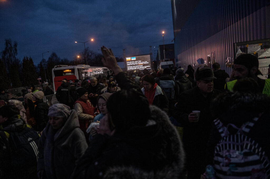 Толпа беженцев из Украины ждет автобусов, чтобы уехать дальше в Европу