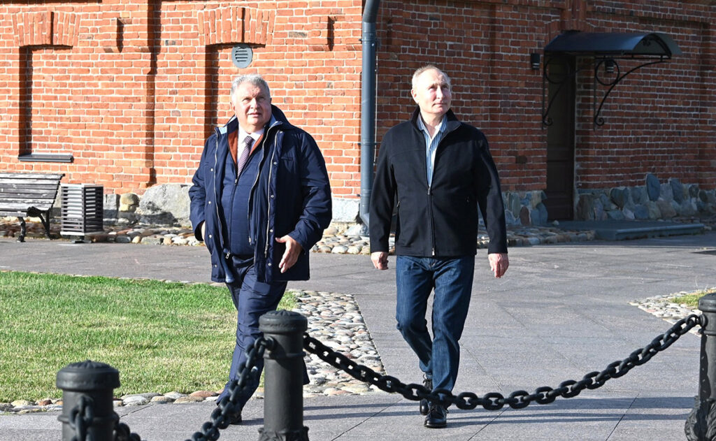 Игорь Сечин и Владимир Путин в Коневском монастыре.