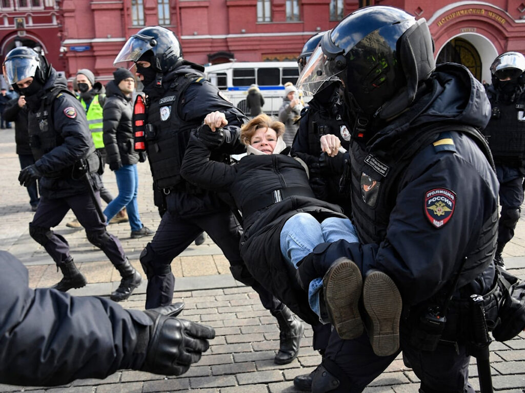 Полиция задерживает женщину, Манежная площадь. антивоенный митинг