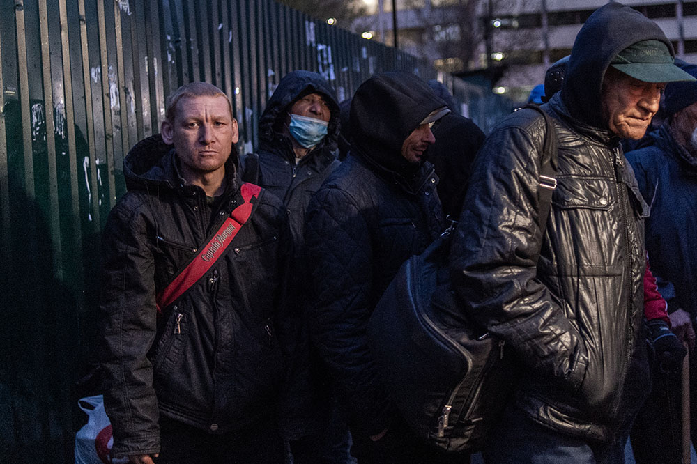 Бездомные у Курского вокзала в Москве. Фото: Юрий Белят / «Полигон медиа»