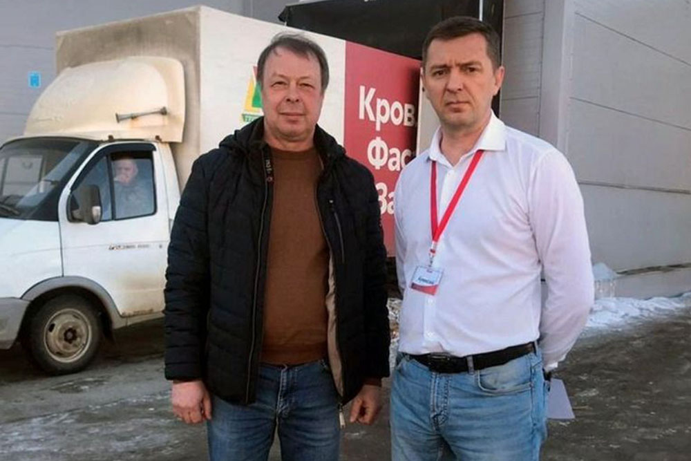 Волонтер позирует с Алексеем Соколовым, специалистом отдела безопасности «Ашана» в городе Владимир