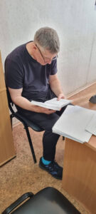 Евгений Ройзман читают книгу Дмитрия Быкова, пока ждет ареста. Фото: адвокат Евгения Ройзмана