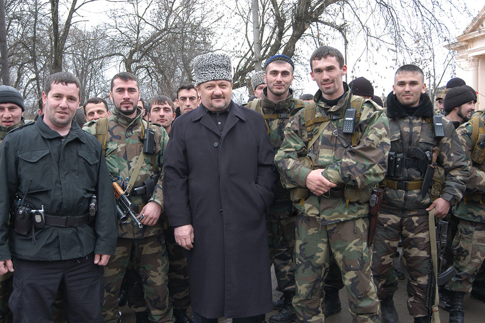 Ахмат Кадыров (в центре) И Магомед Даудов (первый справа от Кадырова)