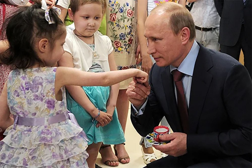 Владимир Путин с пациентами во время посещения центра детской гематологии, иммунологии и онкологии. 1 июня 2011 года.