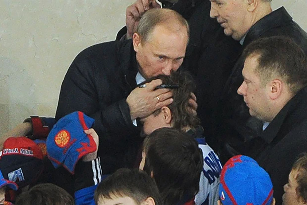 Владимир Путин на финальном матче детского хоккейного турнира «Золотая шайба» в «Лужниках». 18 апреля 2011 года. 