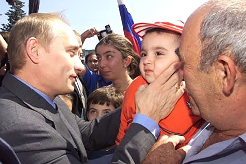 Владимир Путин во время рабочей поездки в Нальчик. 6 сентября 2001 года. 