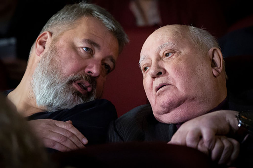 Михаил Горбачев (справа) и Дмитрий Муратов (слева). Фото: Александр Земляниченко / AP
