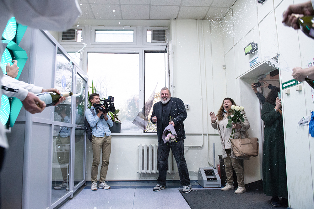 Дмитрий Муратов после новости о вручении Нобелевской премии. Фото: Денис Каминев