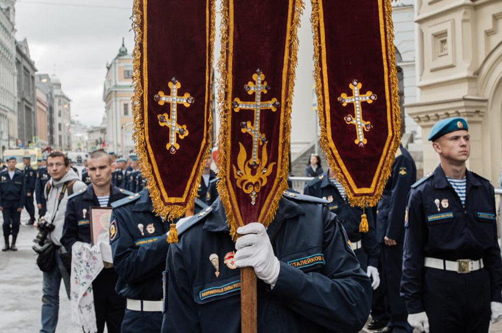 Солдат ВДВ на праздничной службе. Фото: Юрий Белят