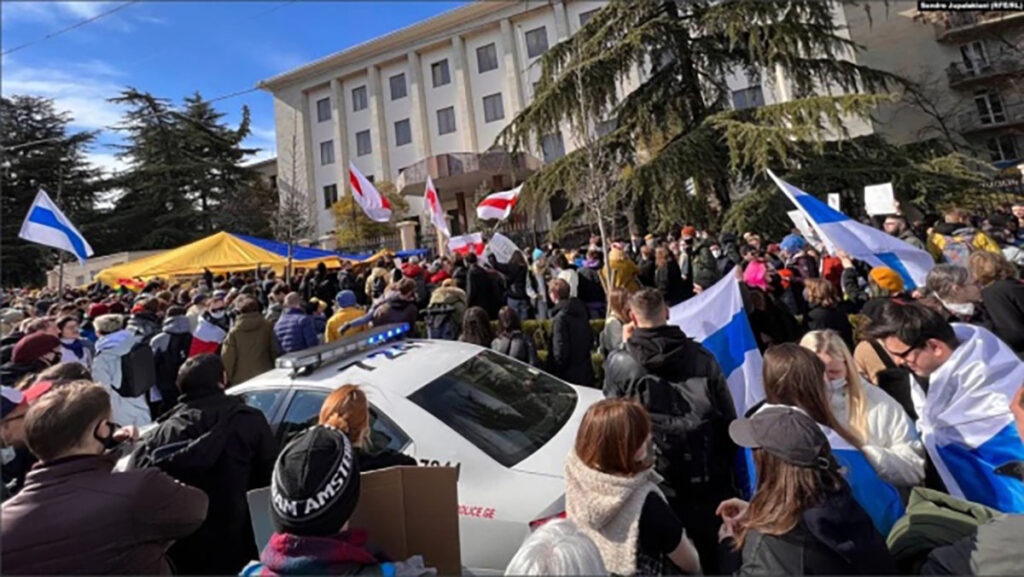 Митинг антивоенных россиян в Тбилиси. Фото: «Евроинтеграция»