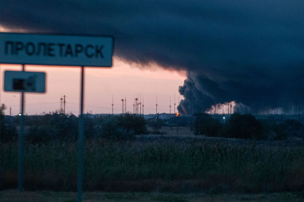 Пожар на нефтебазе в Пролетарске. Фото Александра Гончаренко / Юга.ру